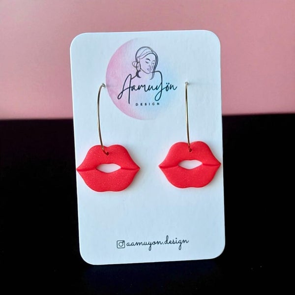 Aamuy&ouml;n Design, Pusut kullatuilla renkailla, Helmi&auml;ispunainen