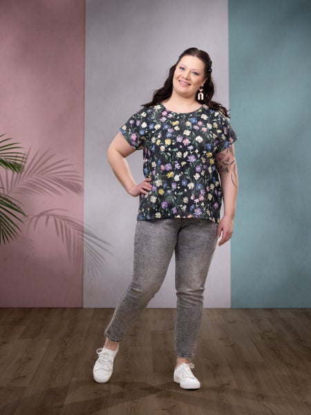 Versonpuoti, TUULI t-paita, KAHVILASSA Musta/Pastelli