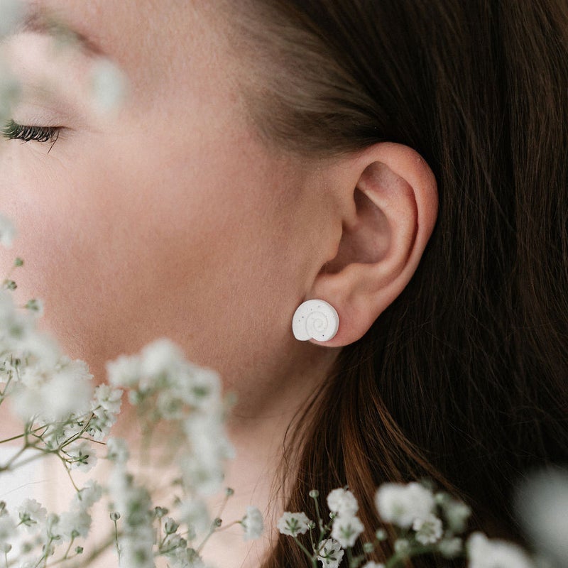 Valla, Kotilo nappikorvakorut, Valkoinen