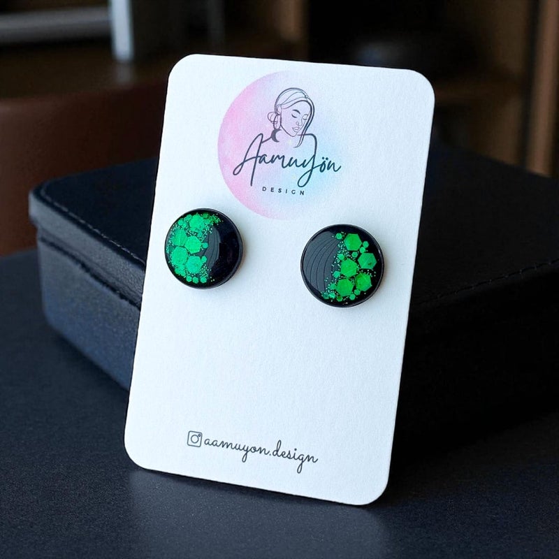 Aamuy&ouml;n Design, Glitternapit, Musta/Vihre&auml;