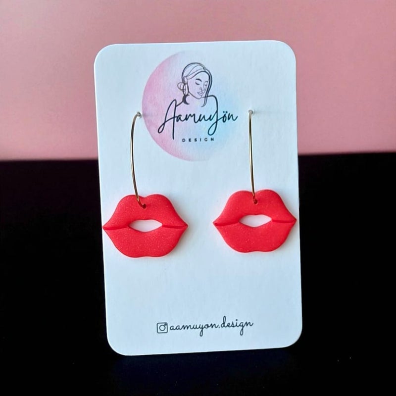 Aamuy&ouml;n Design, Pusut kullatuilla renkailla, Helmi&auml;ispunainen